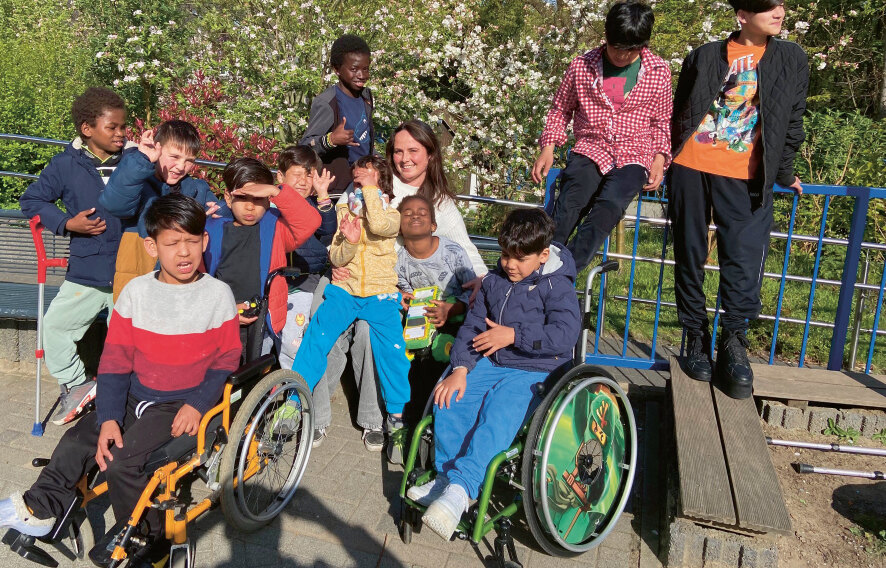 Kinder und Betreuende bei Friedensdorf International in Dinslaken